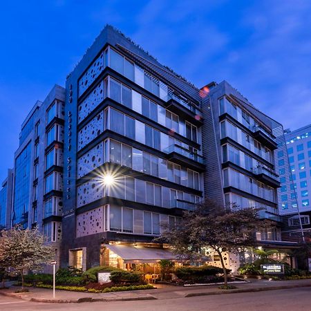 Hotel 100 Luxury Suites By Preferred Bogota Bagian luar foto The hotel at night