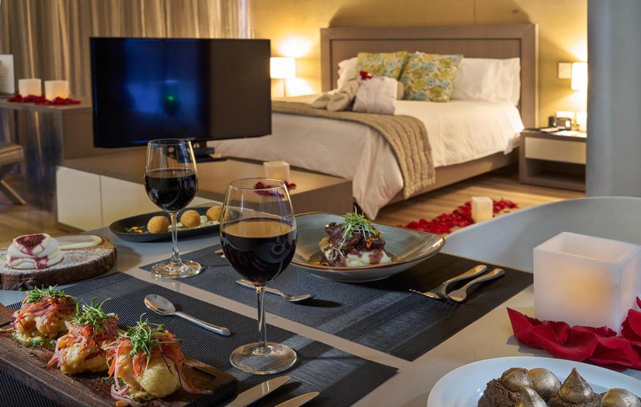 Hotel 100 Luxury Suites By Preferred Bogota Bagian luar foto A room at the hotel