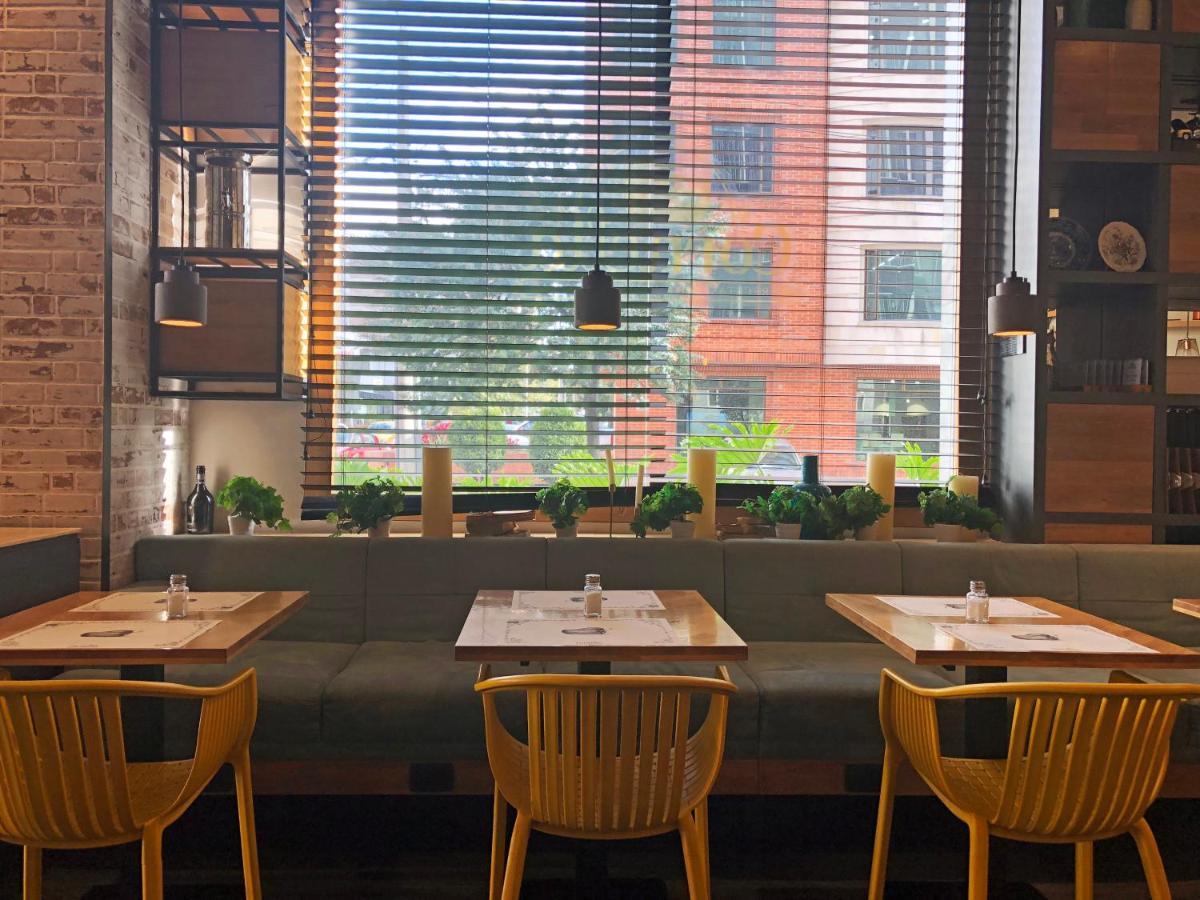 Hotel 100 Luxury Suites By Preferred Bogota Bagian luar foto Interior of a restaurant in New York City