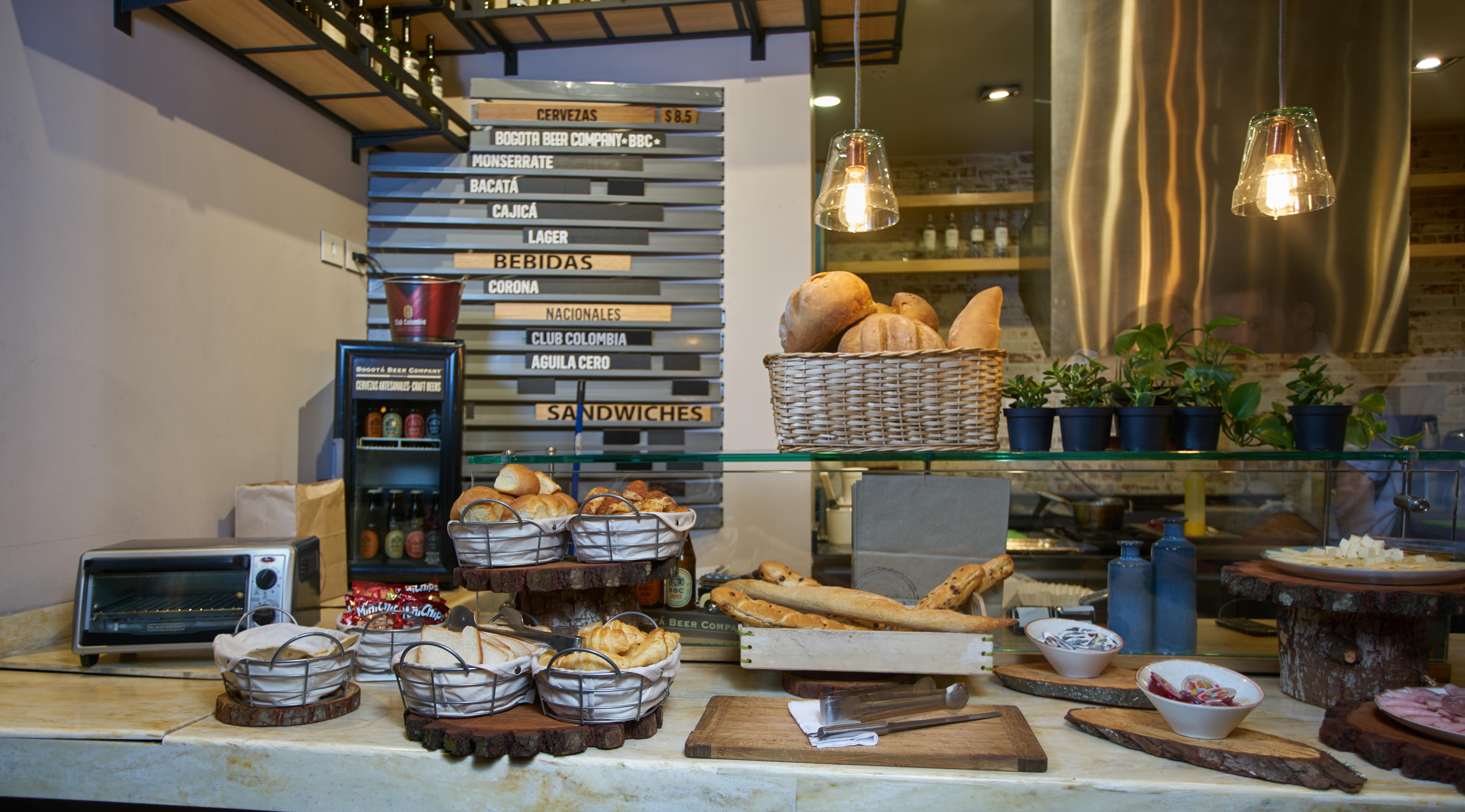 Hotel 100 Luxury Suites By Preferred Bogota Bagian luar foto A typical display at a Spanish bakery