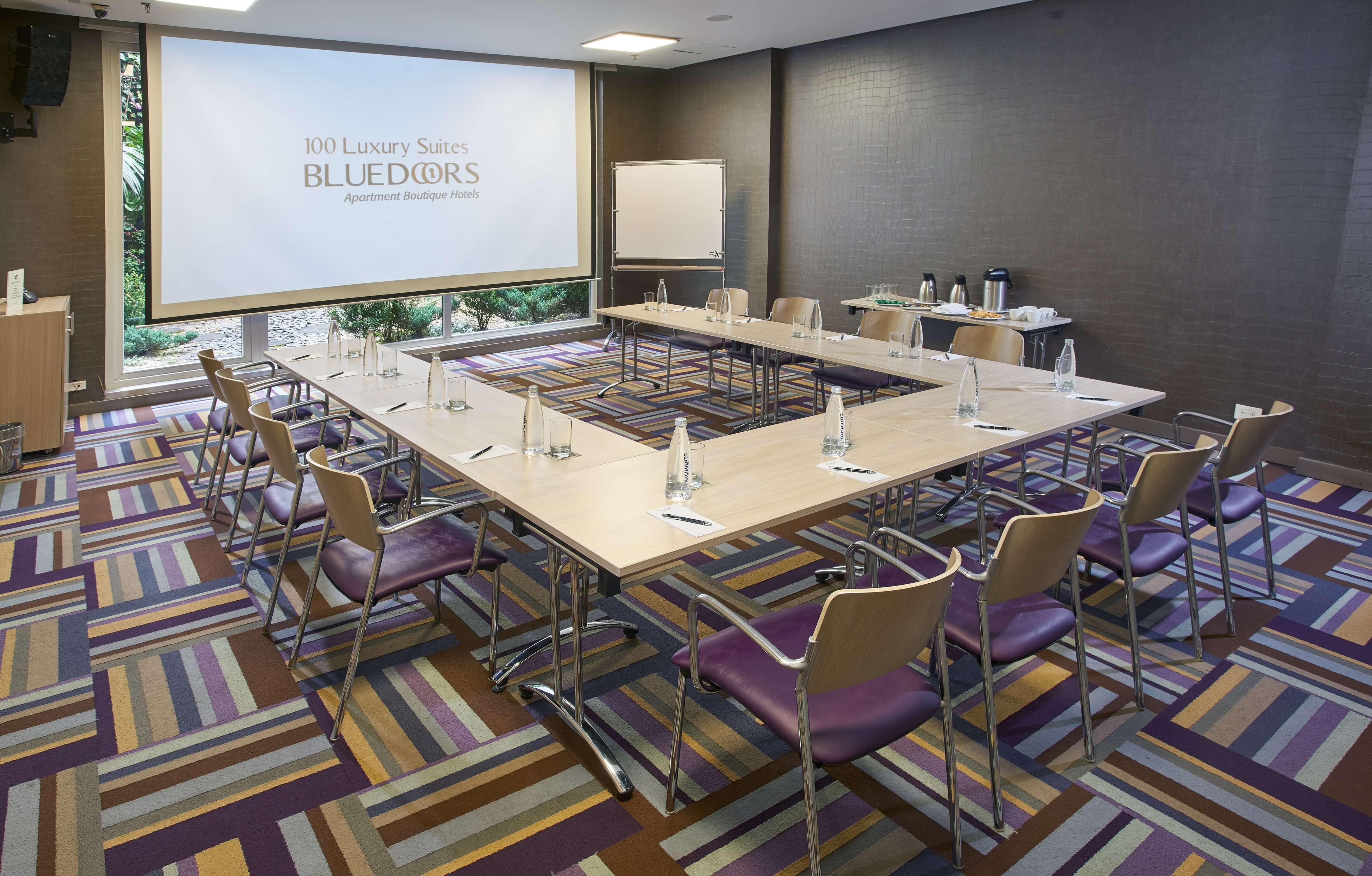 Hotel 100 Luxury Suites By Preferred Bogota Bagian luar foto Meeting room