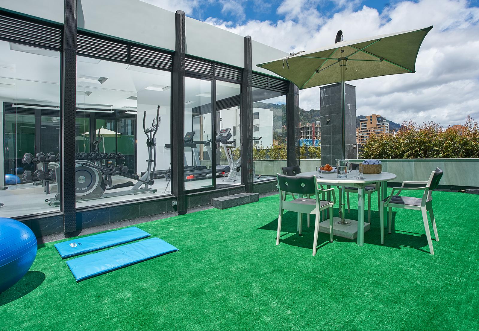 Hotel 100 Luxury Suites By Preferred Bogota Bagian luar foto Rooftop gym