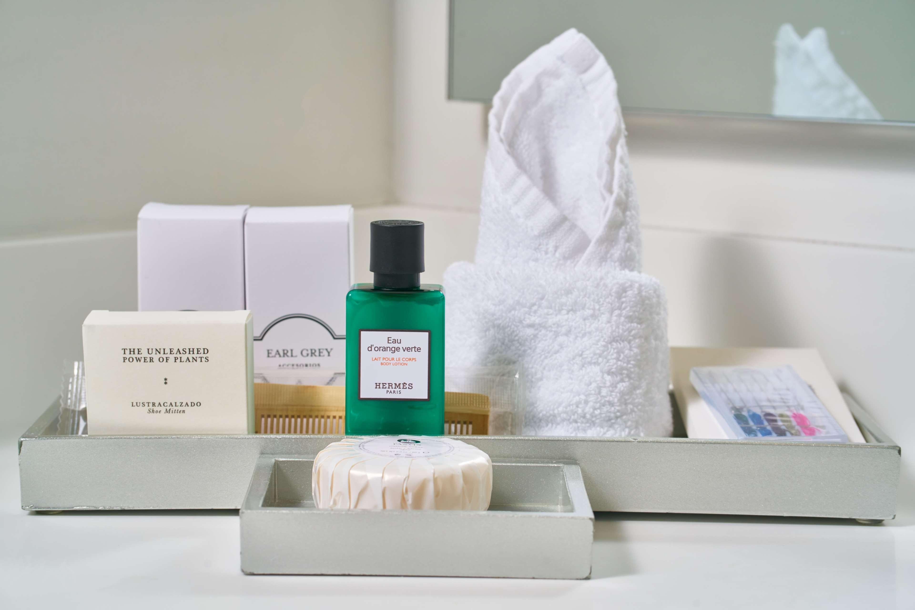 Hotel 100 Luxury Suites By Preferred Bogota Bagian luar foto A selection of toiletries