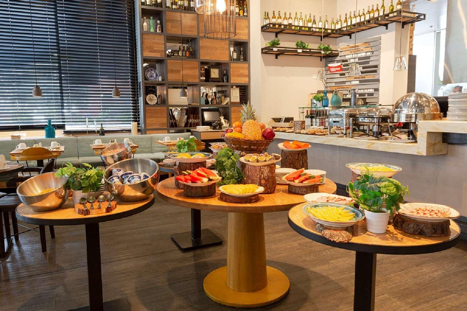 Hotel 100 Luxury Suites By Preferred Bogota Bagian luar foto A buffet at a restaurant