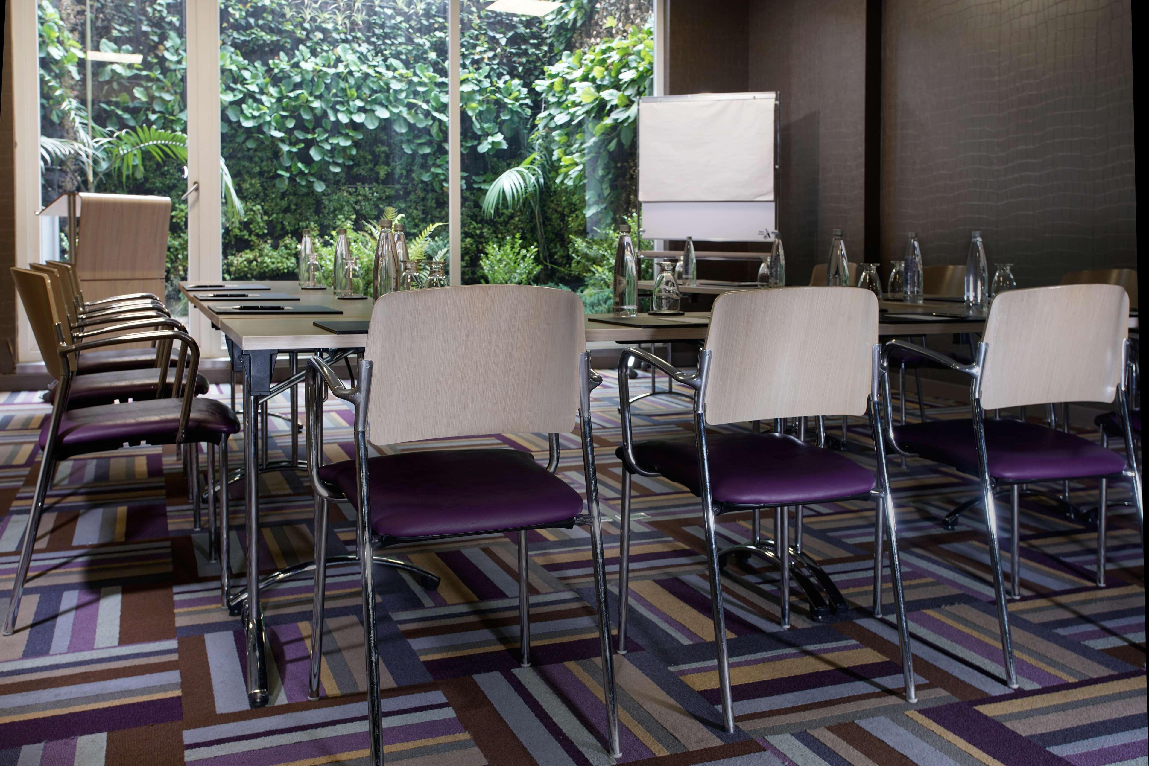 Hotel 100 Luxury Suites By Preferred Bogota Bagian luar foto Meeting room