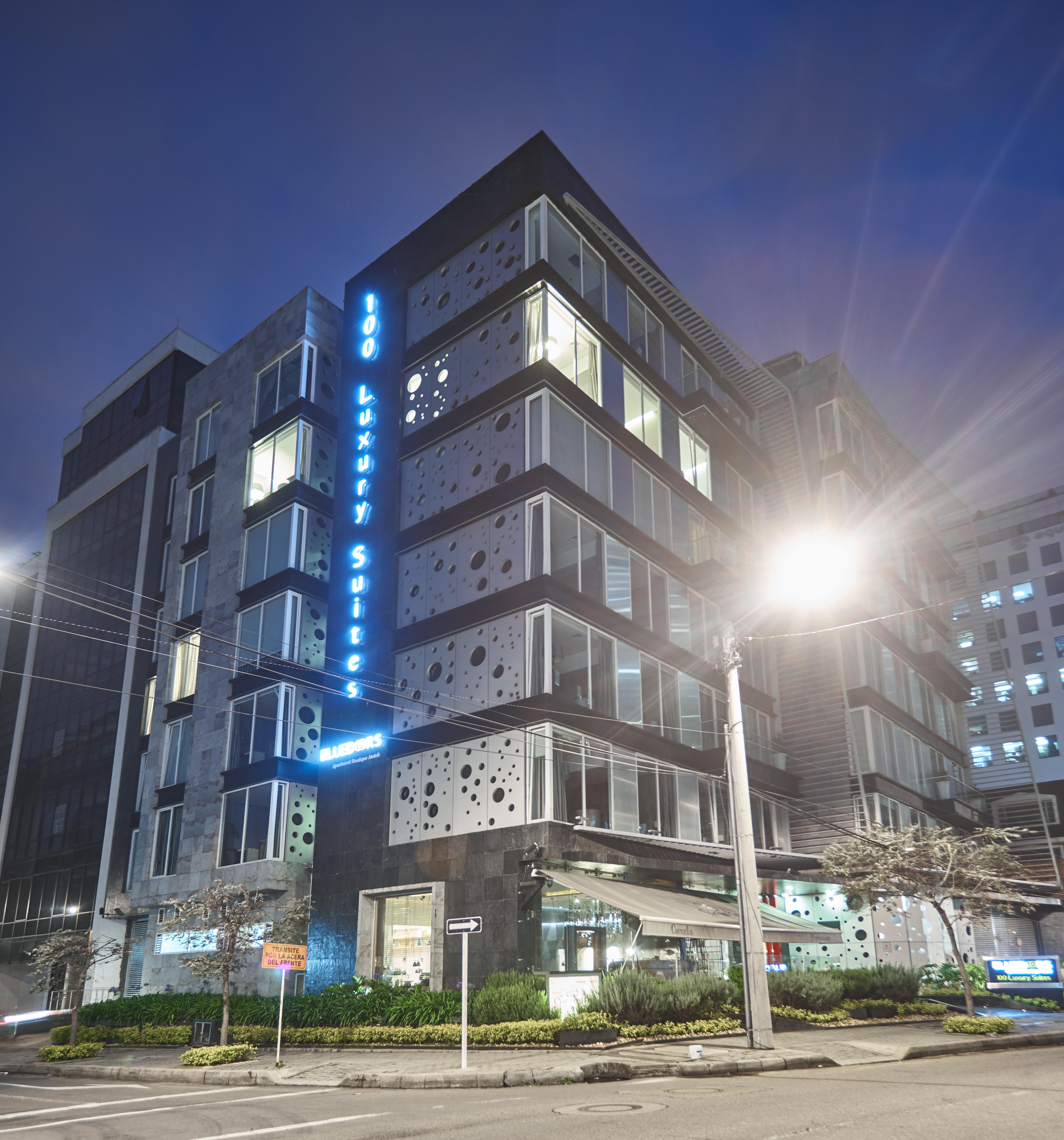 Hotel 100 Luxury Suites By Preferred Bogota Bagian luar foto The hotel at night