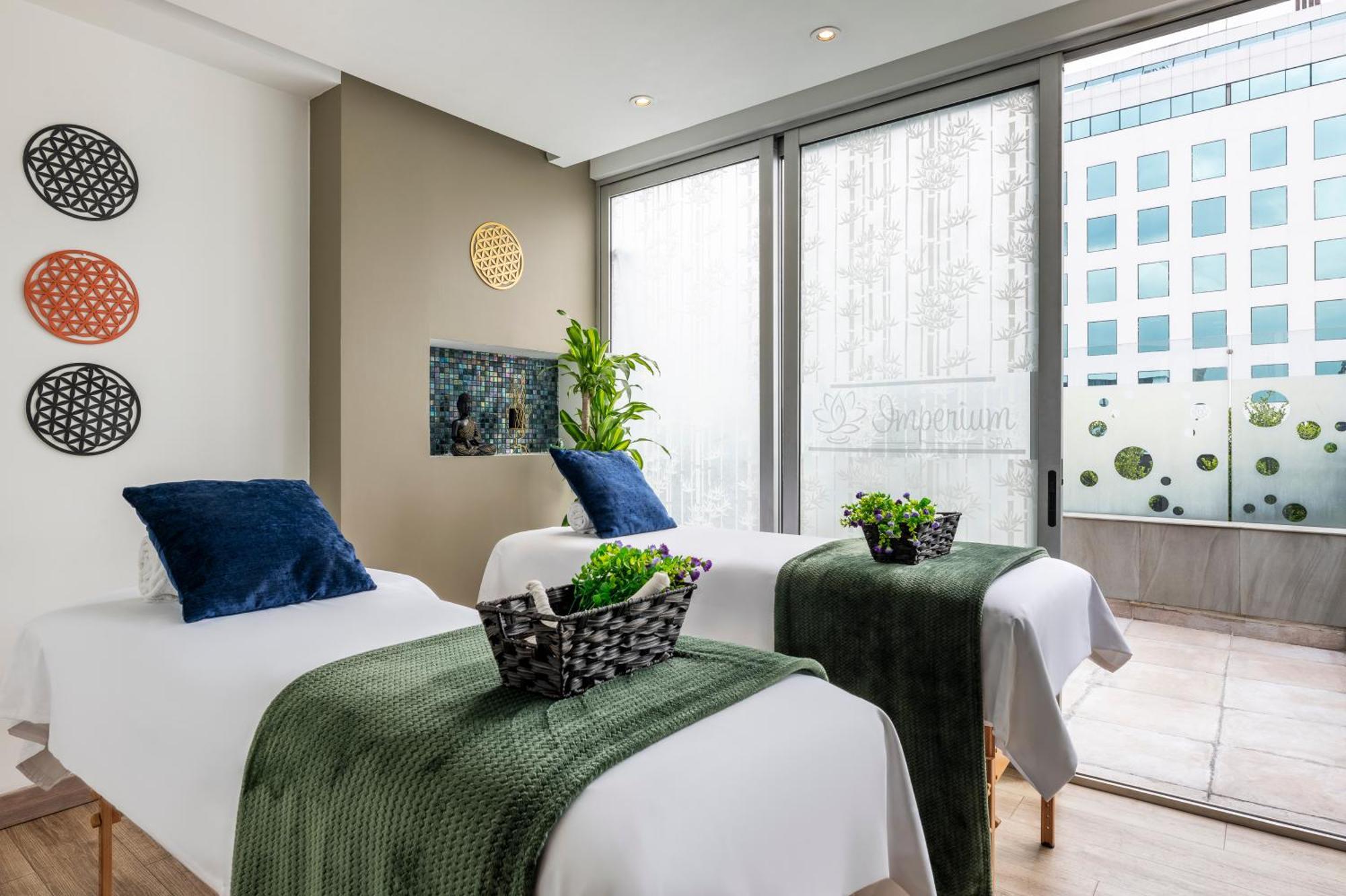 Hotel 100 Luxury Suites By Preferred Bogota Bagian luar foto The Spa at The Ivy Collection