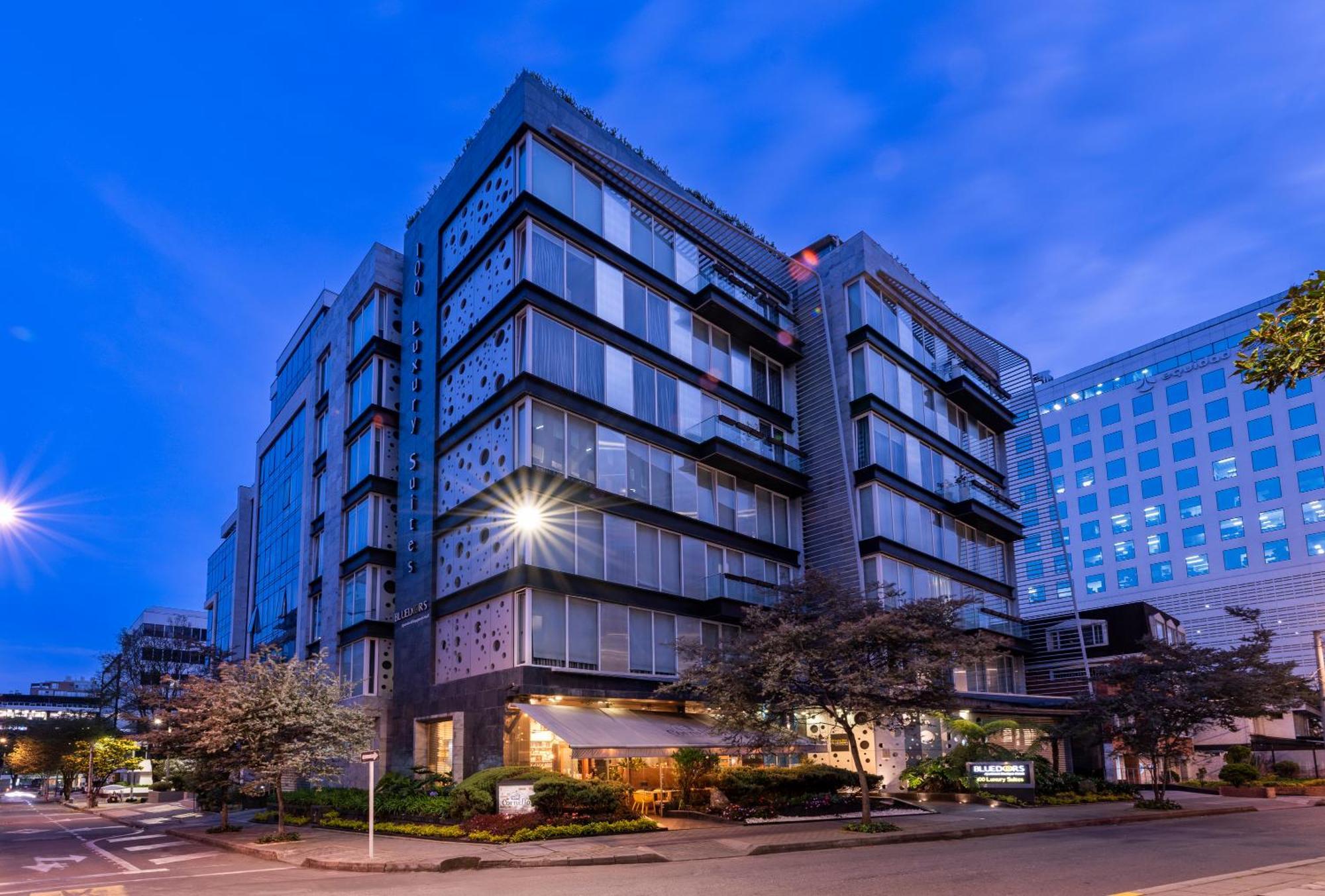 Hotel 100 Luxury Suites By Preferred Bogota Bagian luar foto The hotel at night