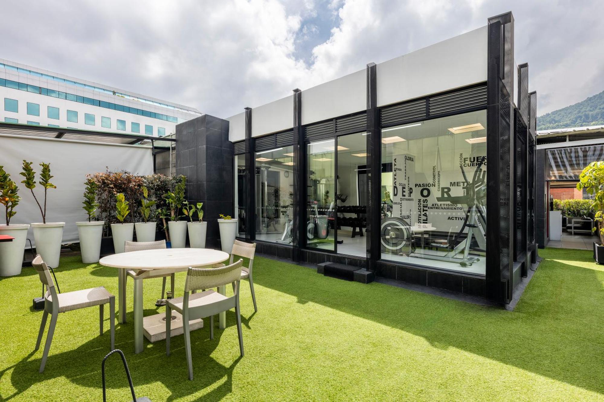 Hotel 100 Luxury Suites By Preferred Bogota Bagian luar foto The gym at the top of the building