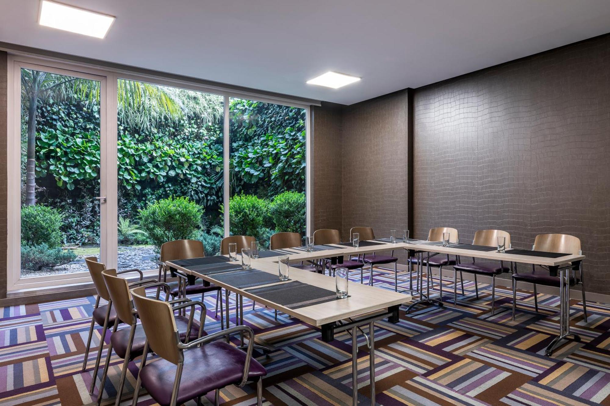 Hotel 100 Luxury Suites By Preferred Bogota Bagian luar foto Meeting room