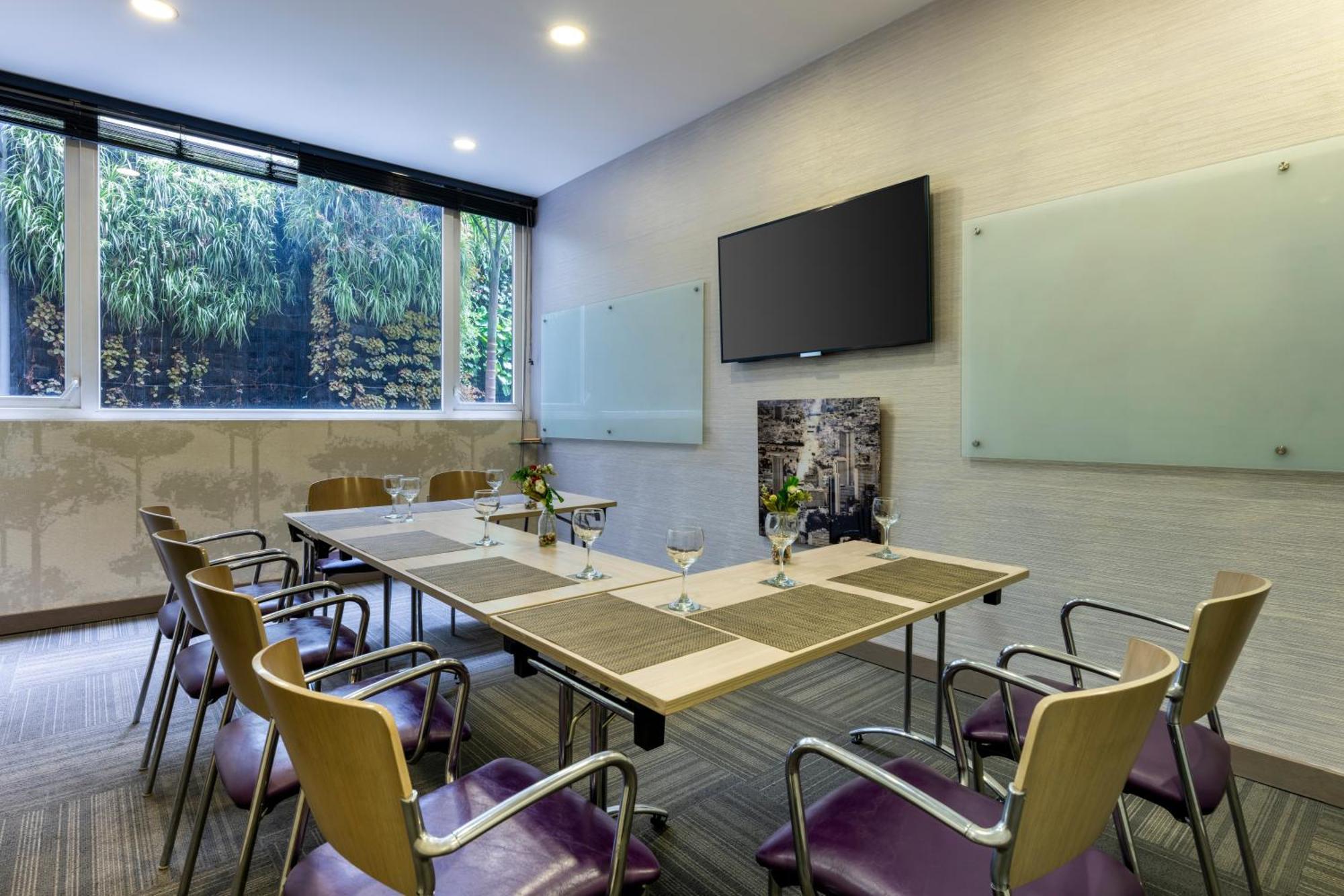 Hotel 100 Luxury Suites By Preferred Bogota Bagian luar foto Meeting room