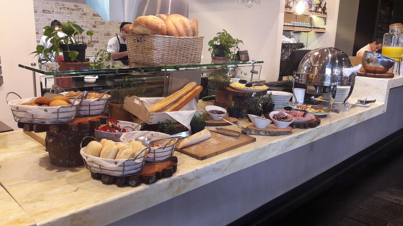 Hotel 100 Luxury Suites By Preferred Bogota Bagian luar foto A buffet at a hotel