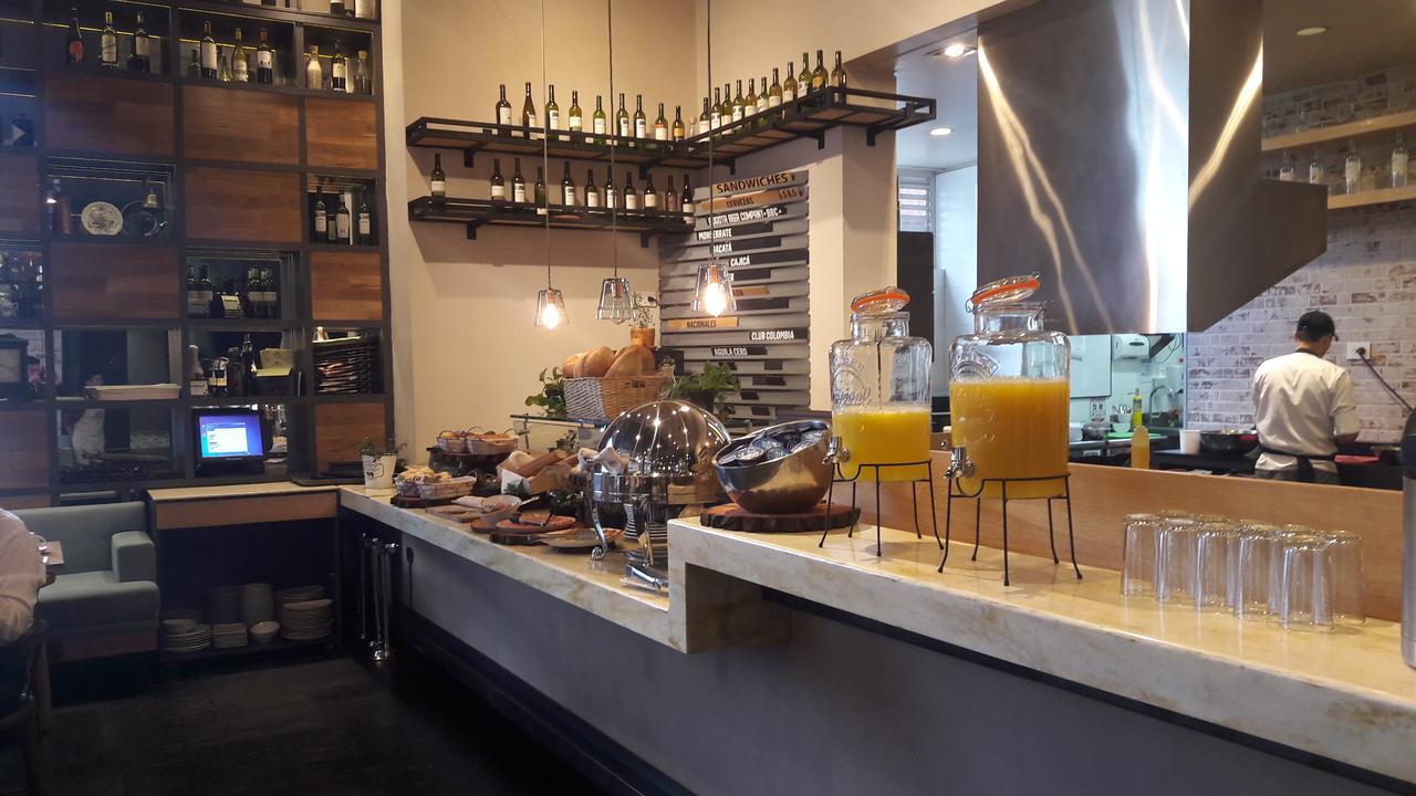 Hotel 100 Luxury Suites By Preferred Bogota Bagian luar foto The bar at the restaurant