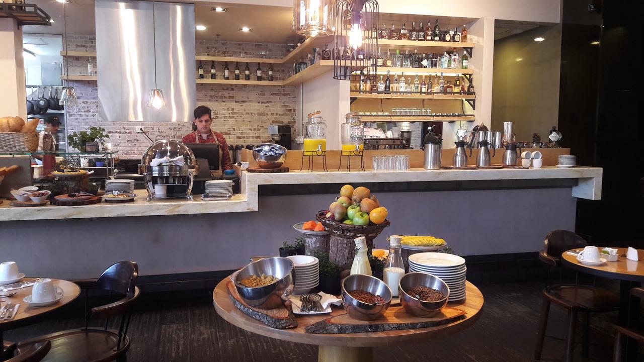 Hotel 100 Luxury Suites By Preferred Bogota Bagian luar foto The bar at the restaurant