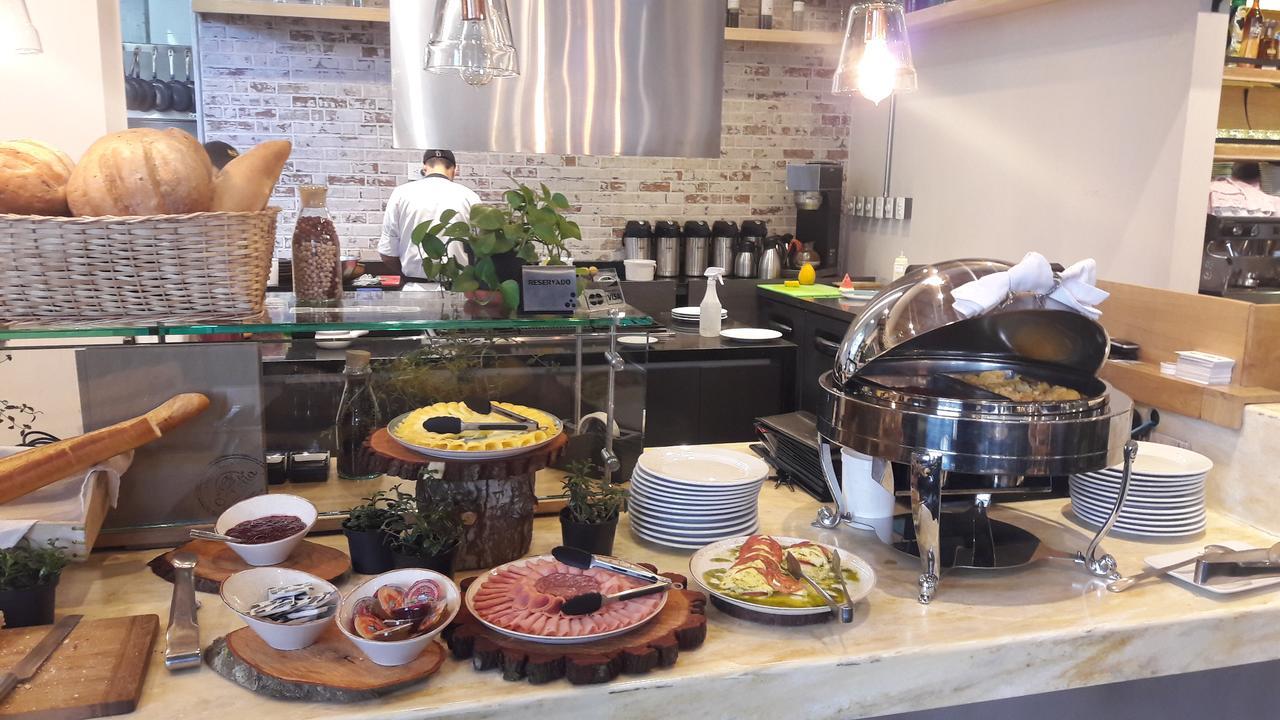 Hotel 100 Luxury Suites By Preferred Bogota Bagian luar foto A buffet at a restaurant