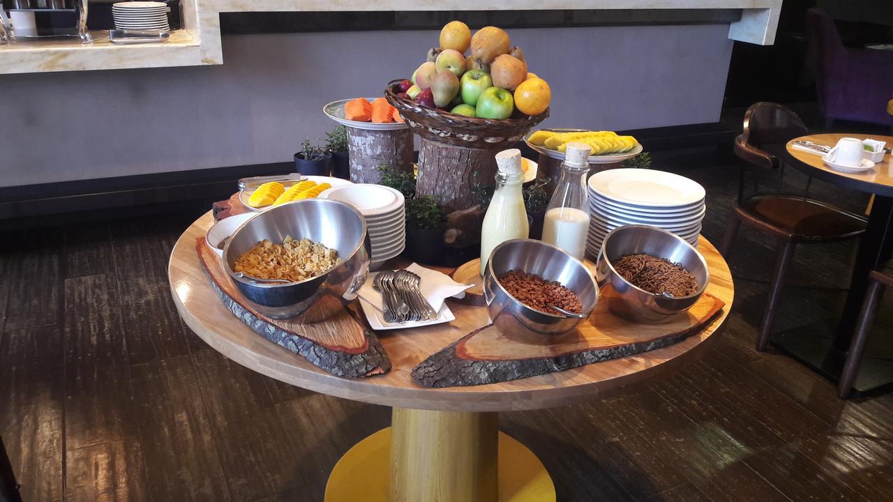 Hotel 100 Luxury Suites By Preferred Bogota Bagian luar foto A selection of breakfast cereals