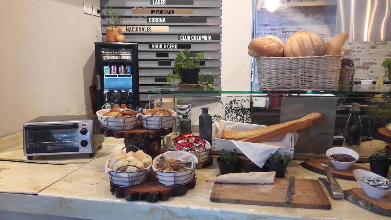 Hotel 100 Luxury Suites By Preferred Bogota Bagian luar foto A typical breakfast buffet at a hotel